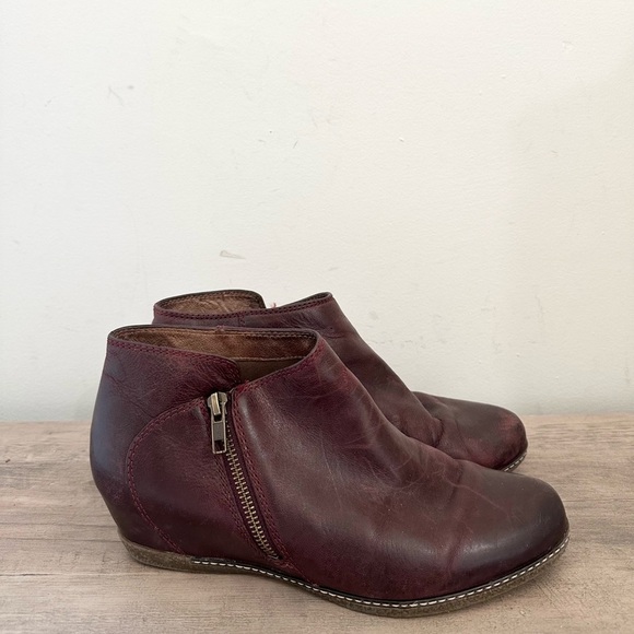 Dansko Leyla Zip Ankle Bootie Womens 9.5-10 EU 40  Leather Hidden Wedge - Picture 1 of 8